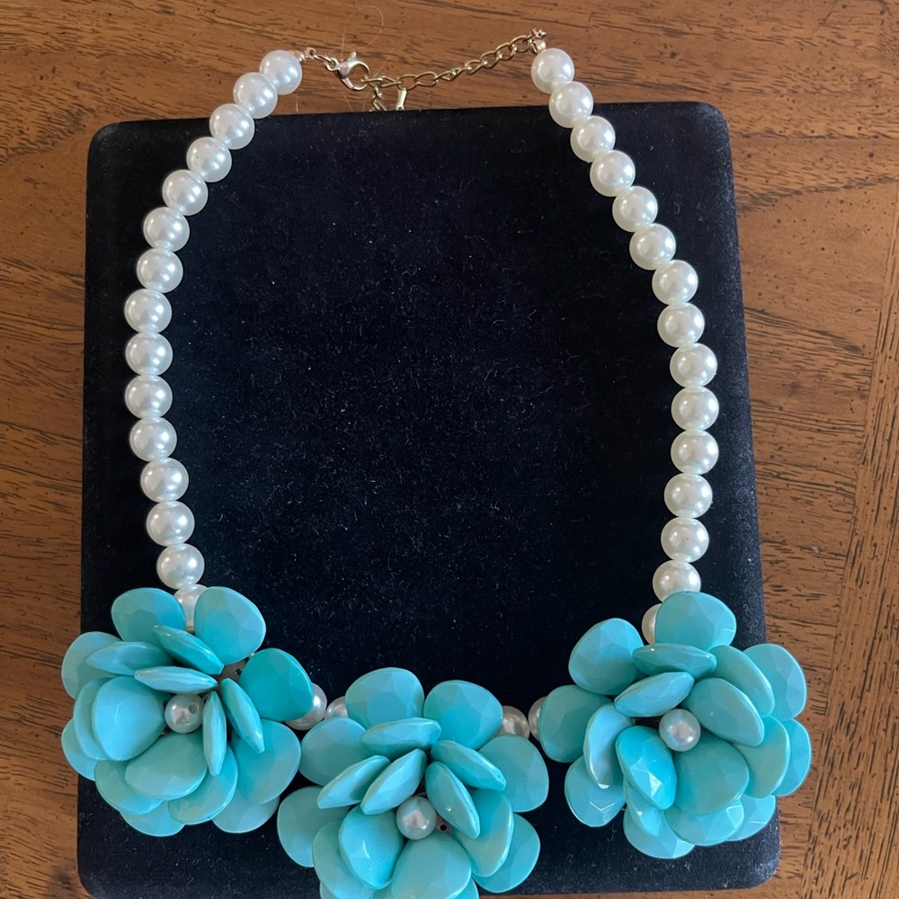 Elegant Pearl and Turquoise Floral Necklace